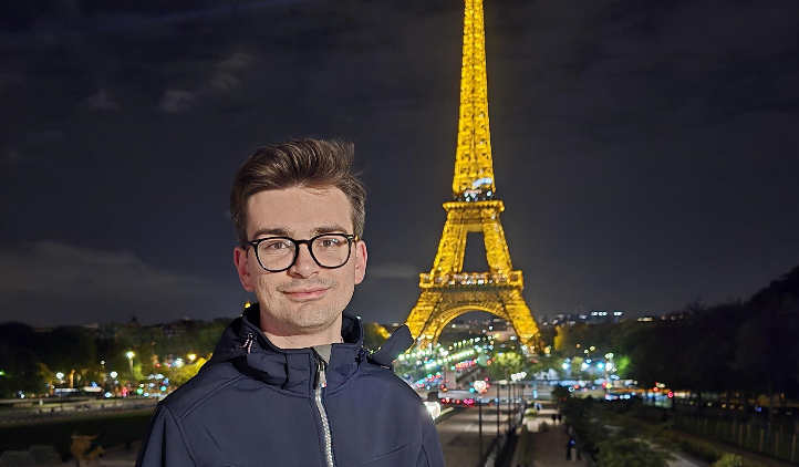 Gabriel lavora a Parigi, ma torna  in città per suonare con la banda