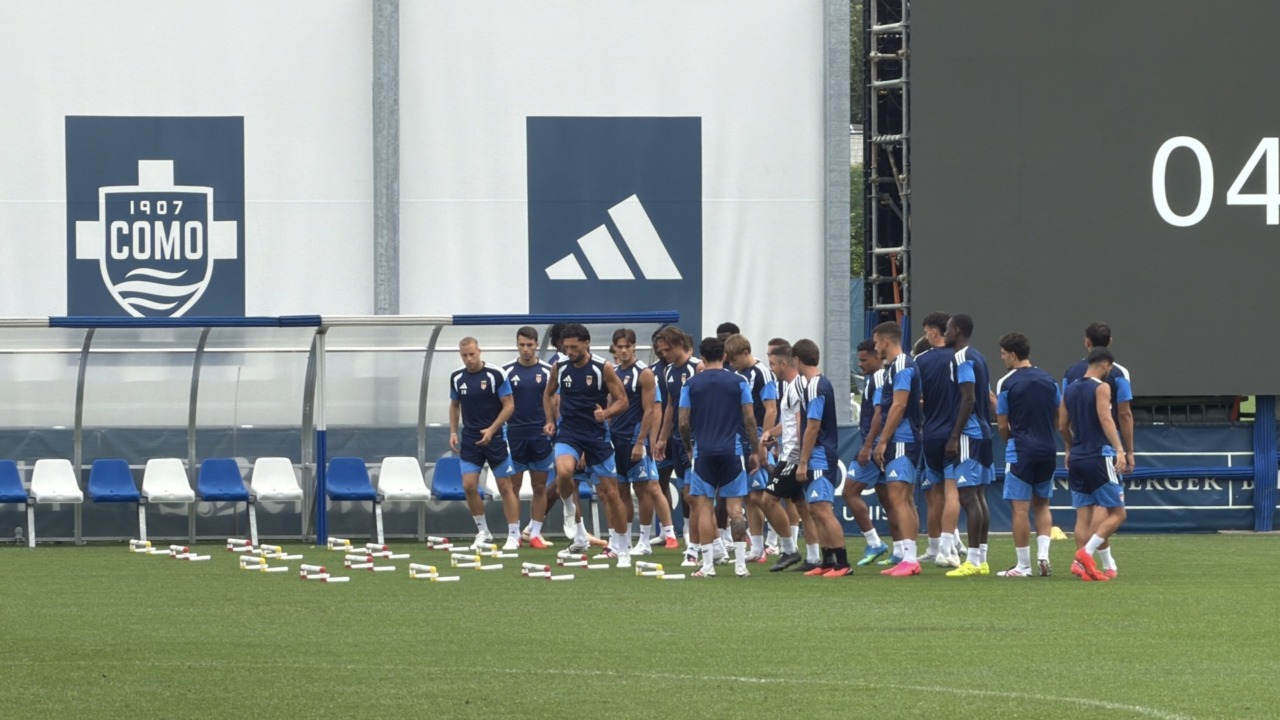 Il Como si prepara all’esordio in Champions, allenamento a porte aperte a Mozzate