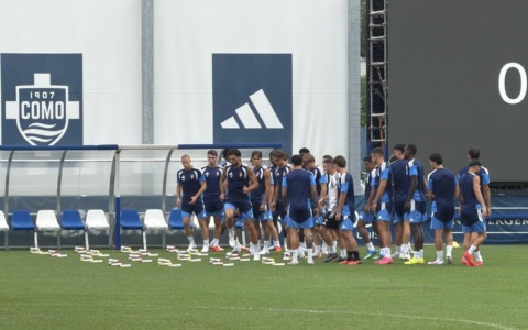 Il Como si prepara all’esordio in Champions, allenamento a porte aperte a Mozzate