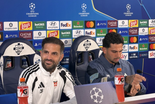 Mister Cesc Fàbregas e capitan Lucas Da Cunha in conferenza stampa alla vigilia di Como-Lipsia, esordio in Champions League