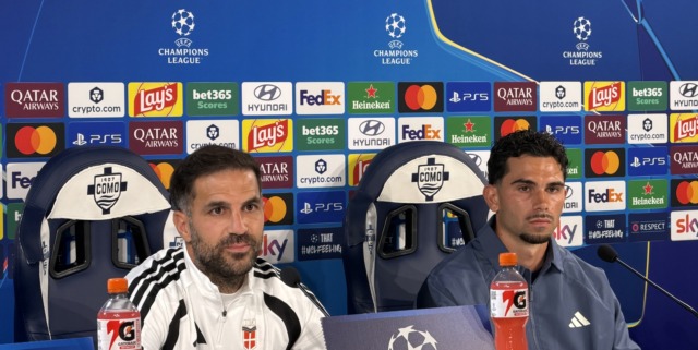 Mister Cesc Fàbregas e capitan Lucas Da Cunha in conferenza stampa alla vigilia di Como-Lipsia, esordio in Champions League