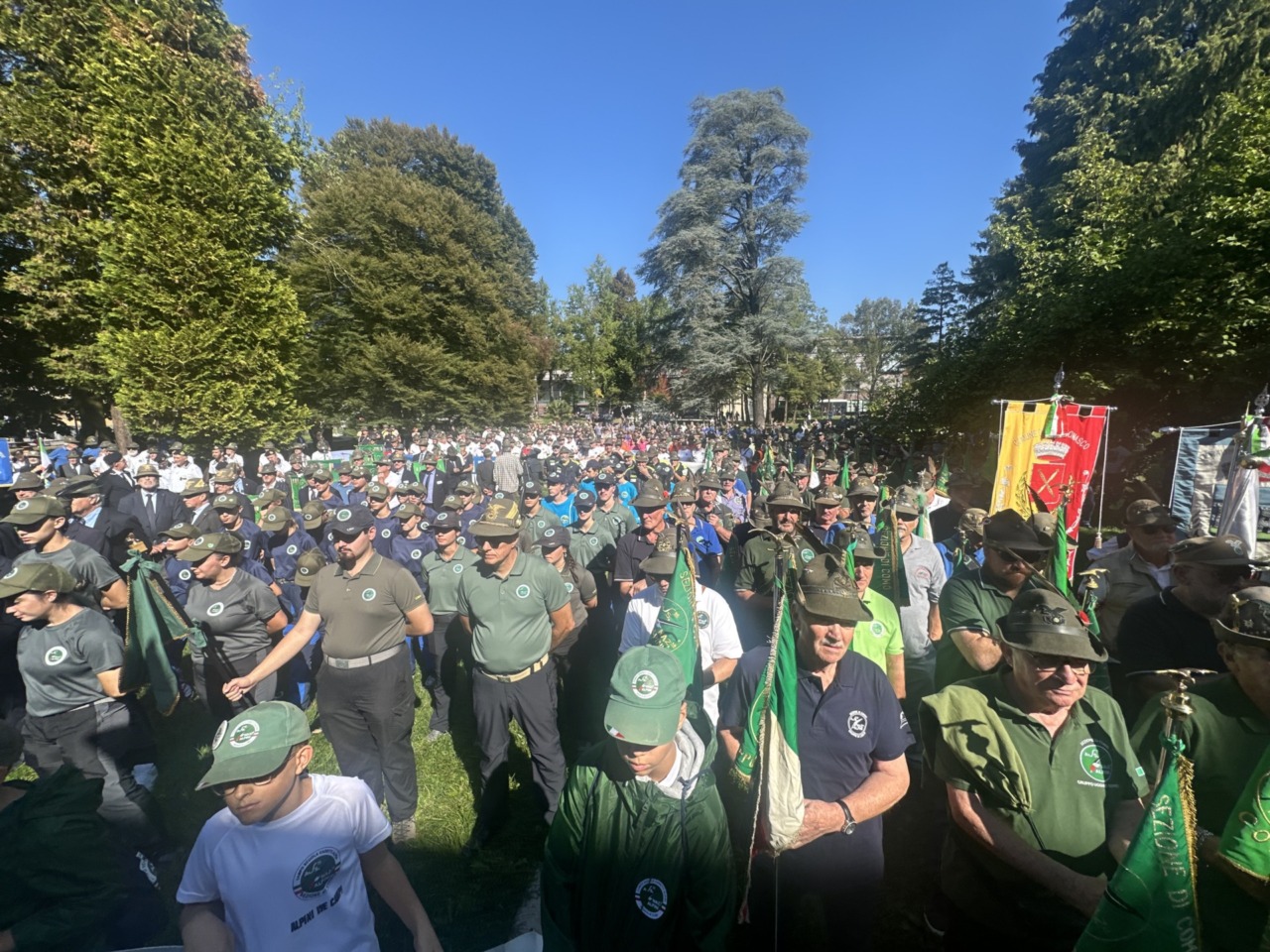 Alpini in festa per i 90 anni del gruppo: mille Penne nere in corteo