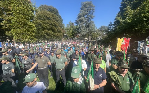 Alpini in festa per i 90 anni del gruppo: mille Penne nere in corteo