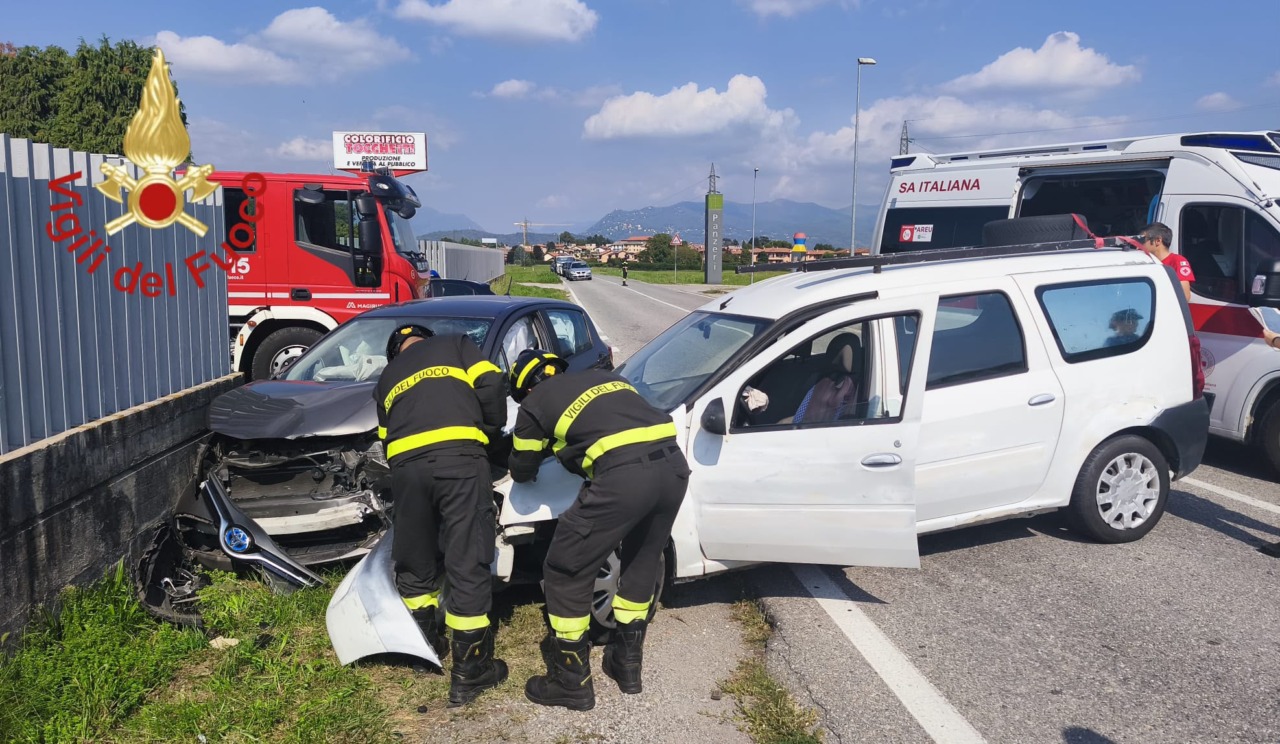 Frontale tra due automobili: una donna in ospedale