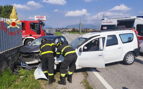 Frontale tra due automobili: una donna in ospedale