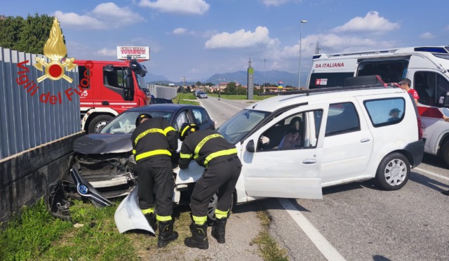 Frontale tra due automobili: una donna in ospedale