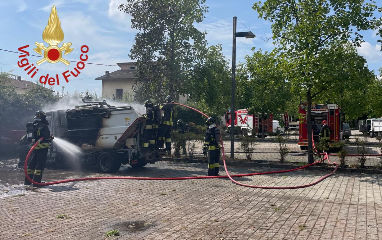 Prende fuoco un camion dei rifiuti, paura ad Erba