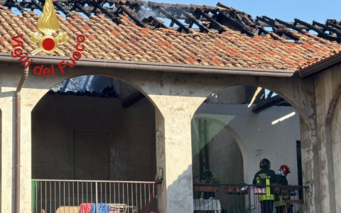 Va a fuoco il tetto, evacuate 14 famiglie