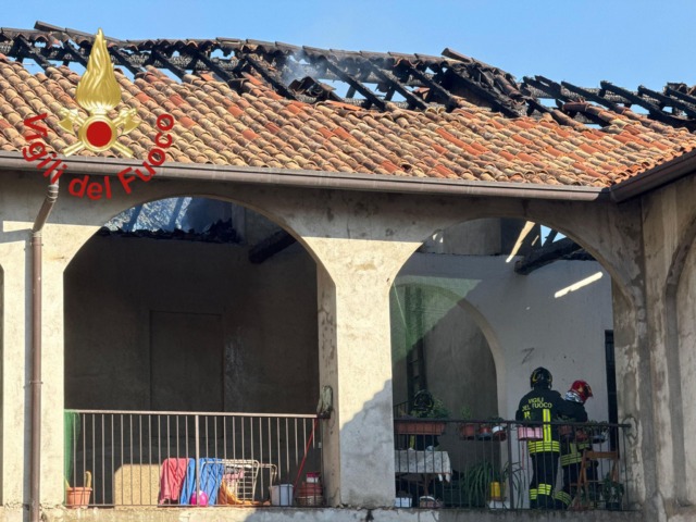 Va a fuoco il tetto, evacuate 14 famiglie