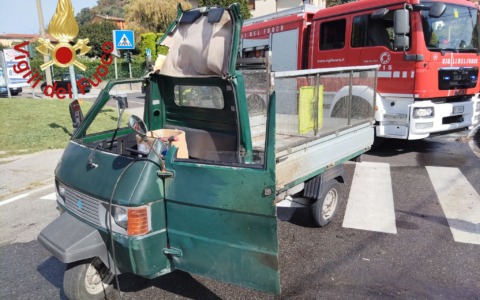 Scontro con l’apecar: un ferito