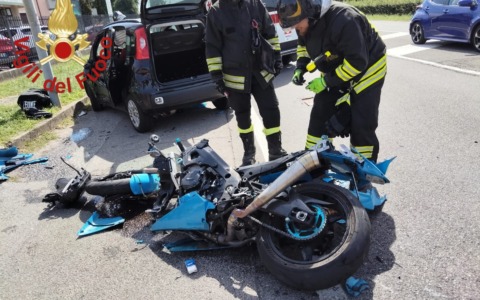 Scontro tra auto e moto: due feriti
