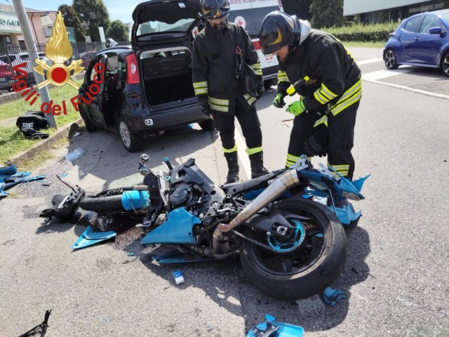 Scontro tra auto e moto: due feriti