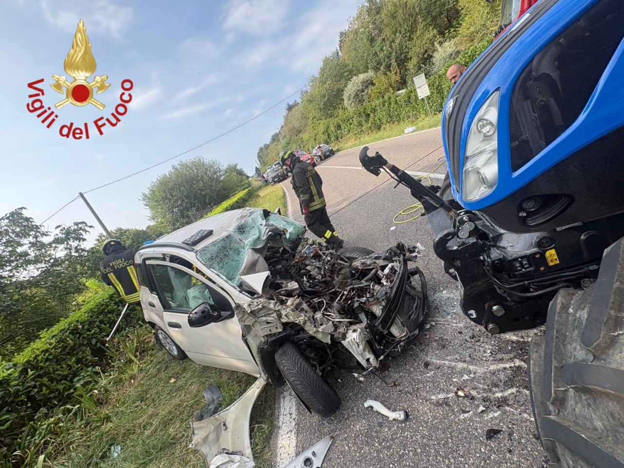 Frontale tra auto e trattore: morto un giovane