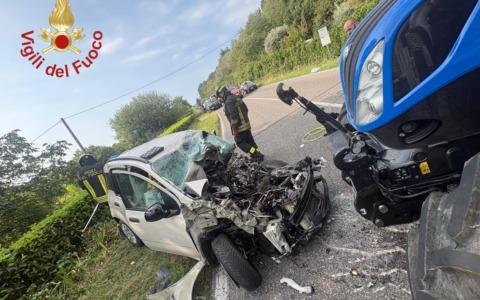 Frontale tra auto e trattore: morto un giovane