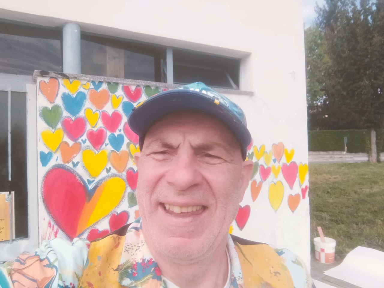 I muri vandalizzati diventano un’opera collettiva