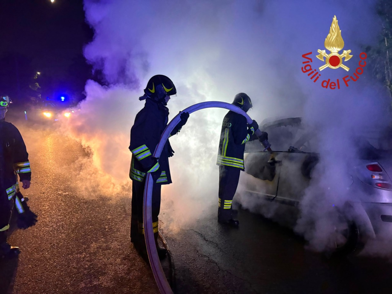 L’auto prende fuoco, intervengono i pompieri