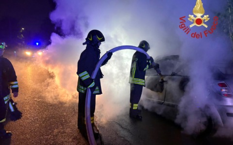 L’auto prende fuoco, intervengono i pompieri