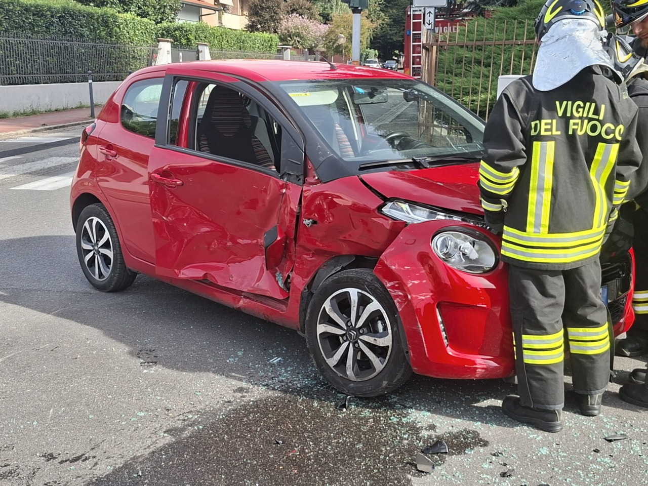 Scontro tra auto, donna finisce in ospedale