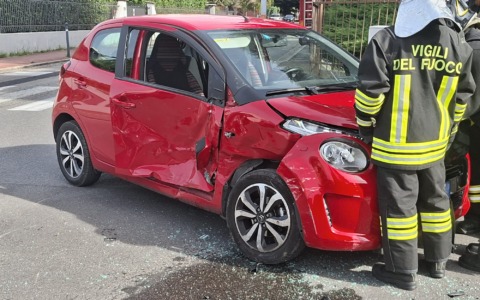 Scontro tra auto, donna finisce in ospedale