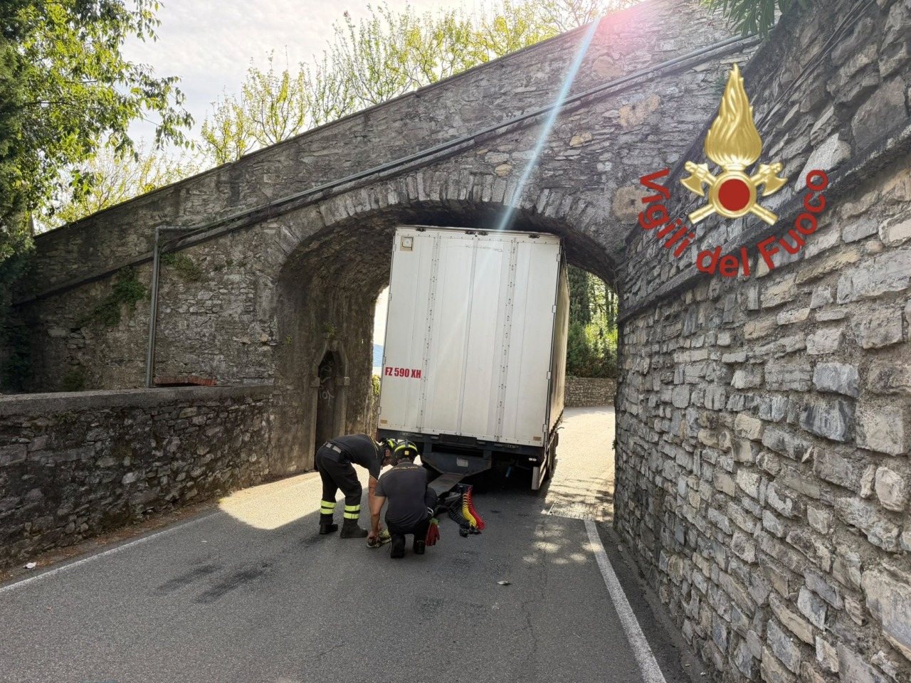 Camion si incastra sotto al ponte del castello di Urio, strada chiusa