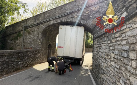 Camion si incastra sotto al ponte del castello di Urio, strada chiusa