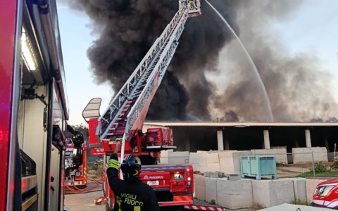 Devastante incendio distrugge azienda agricola