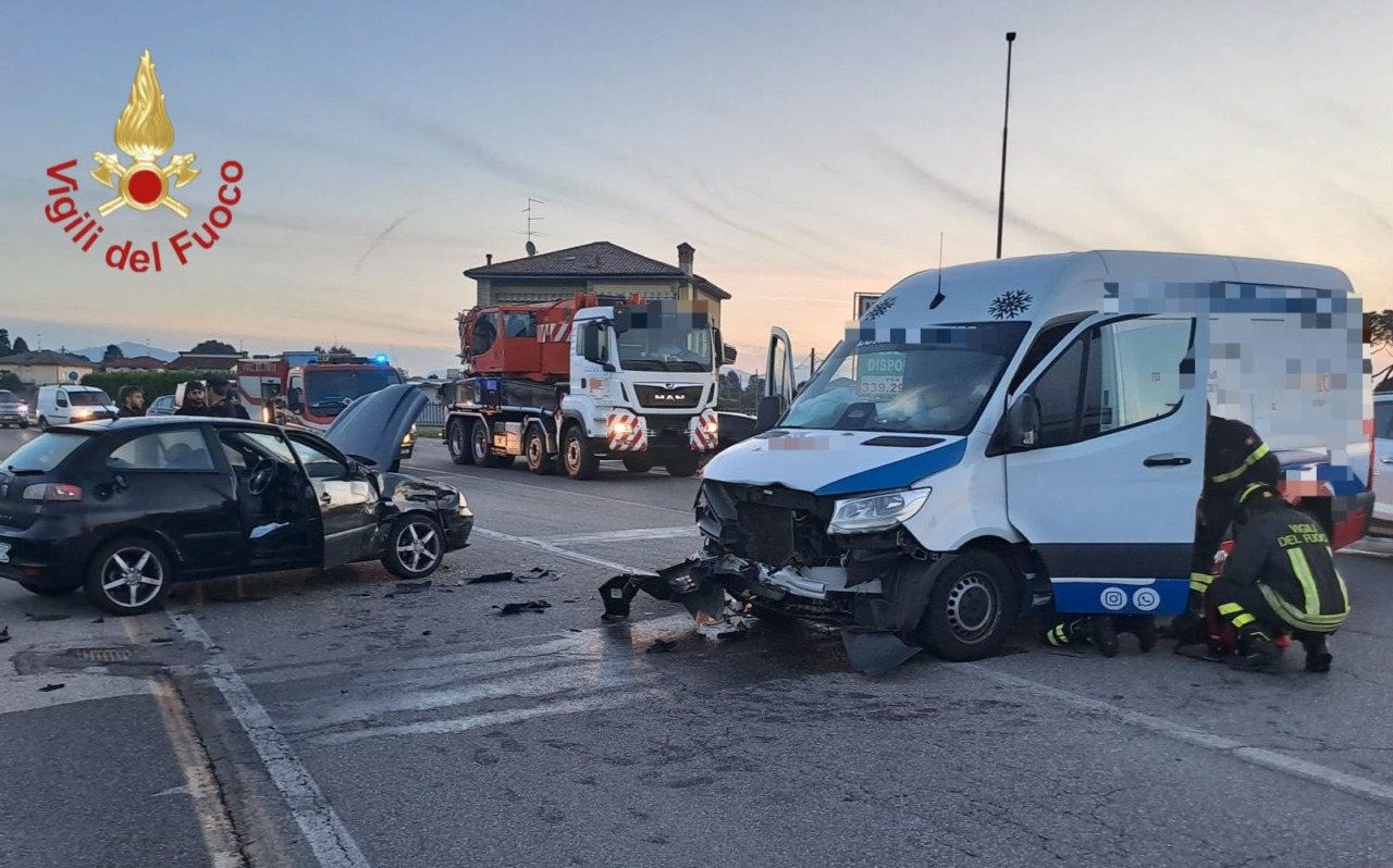 Frontale tra auto e furgone: due feriti