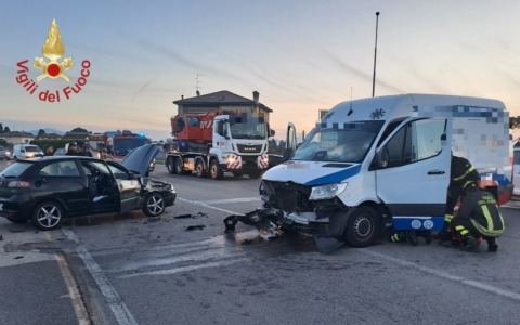 Frontale tra auto e furgone: due feriti