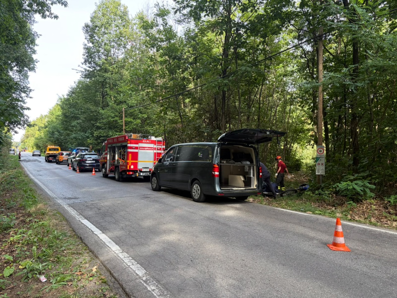 Tragedia nei boschi ad Appiano Gentile, motociclista trovato morto accanto alla motocicletta