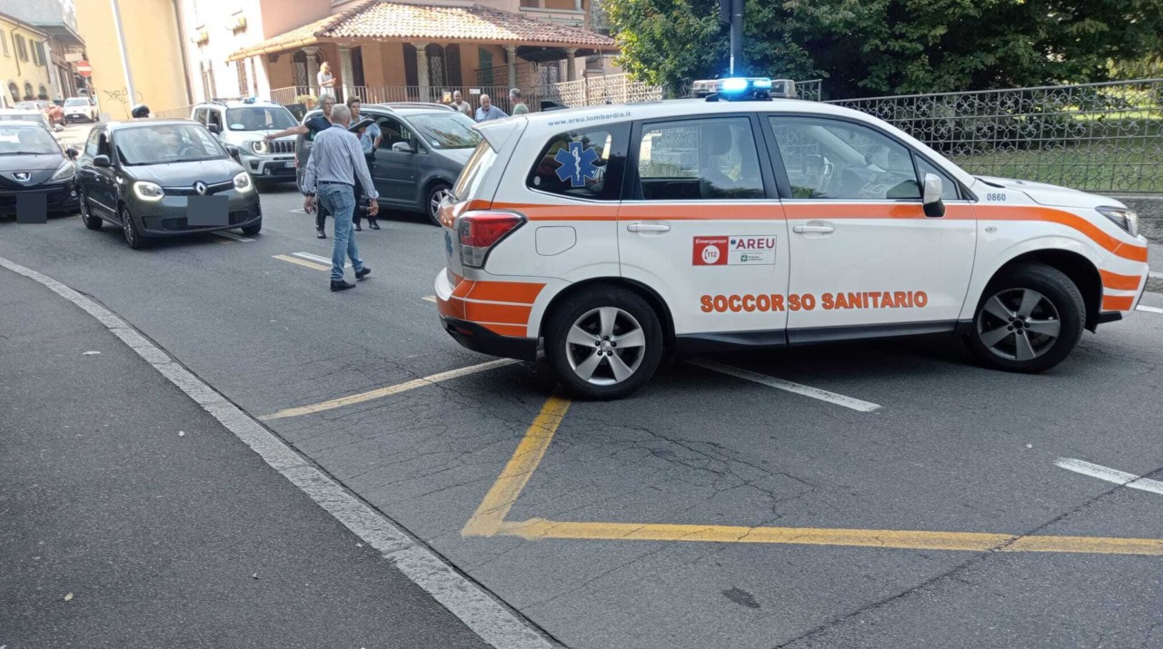 Scontro auto-moto in centro a Cantù, grave un giovane centauro