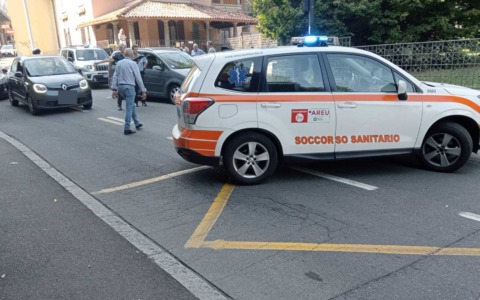 Scontro auto-moto in centro a Cantù, grave un giovane centauro
