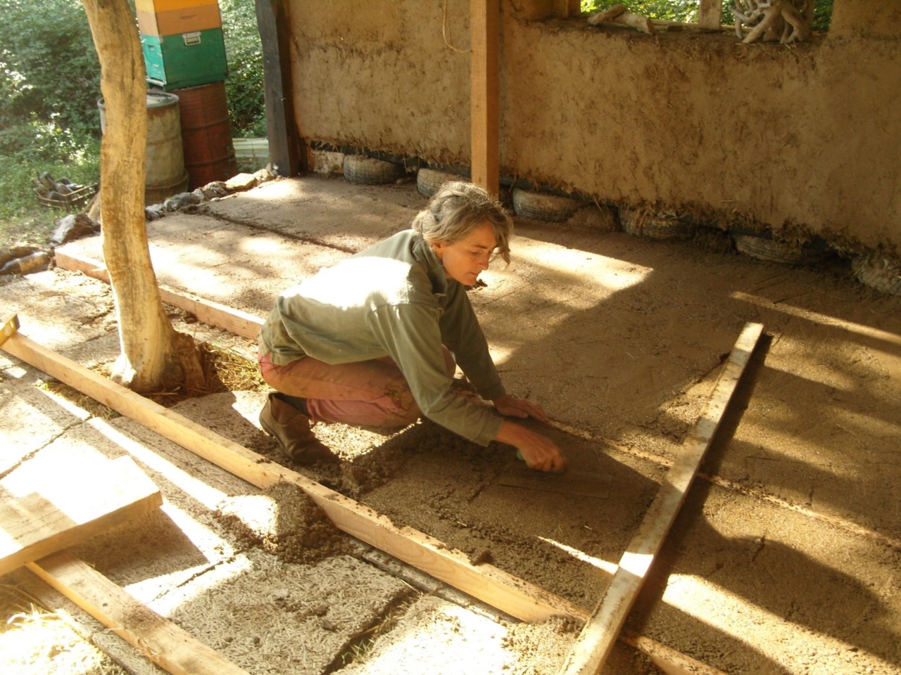 Un workshop di terra cruda e cocciopesto con la Fondazione Antonio Ratti
