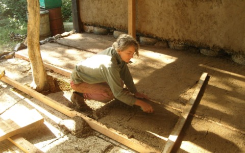 Un workshop di terra cruda e cocciopesto con la Fondazione Antonio Ratti