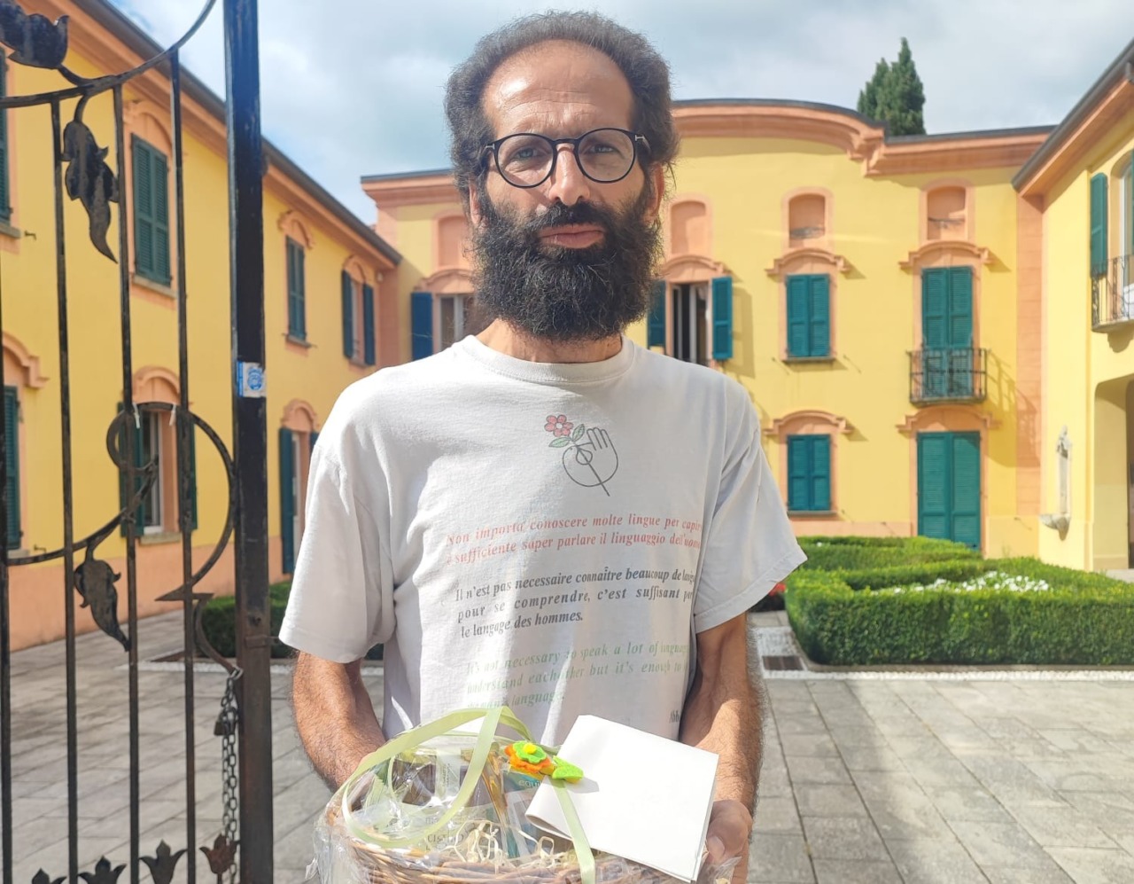 In dono un miele al tiglio per il sindaco: la provocazione dei Trapeiros contro l’abbattimento delle piante