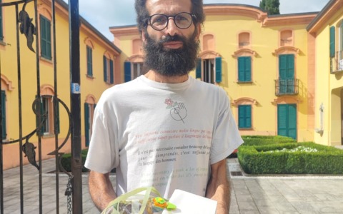 In dono un miele al tiglio per il sindaco: la provocazione dei Trapeiros contro l’abbattimento delle piante