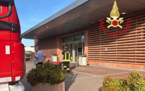 Incendio al centro commerciale: tre soccorsi