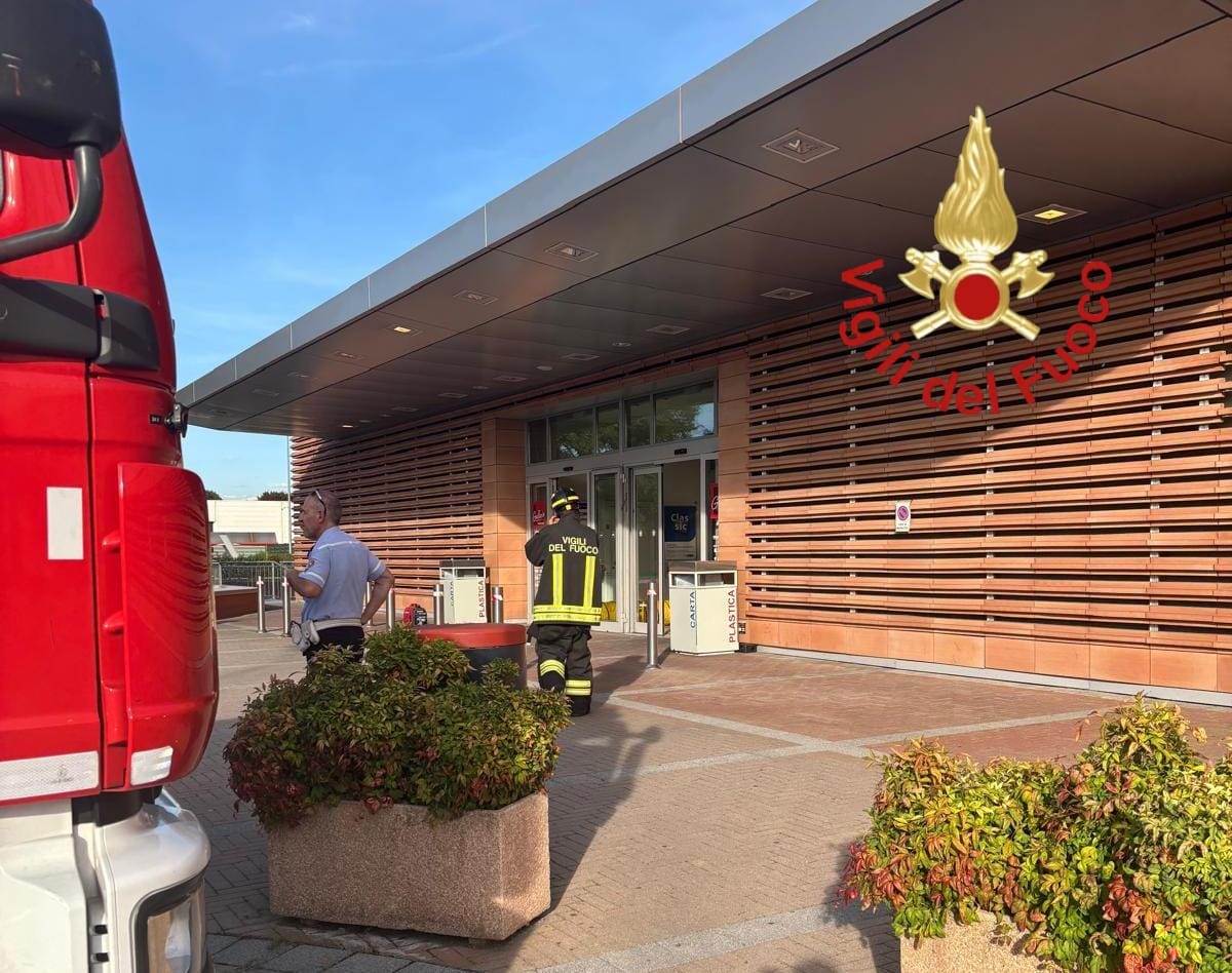 Incendio al centro commerciale: tre soccorsi