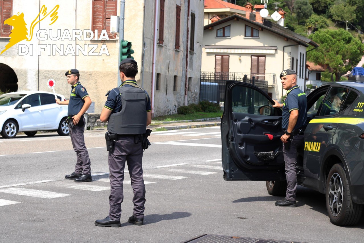 Trovato nel parco a suddividere le dosi di coca e marijuana: pusher denunciato
