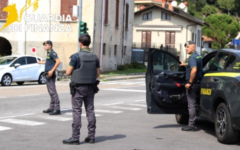 Trovato nel parco a suddividere le dosi di coca e marijuana: pusher denunciato