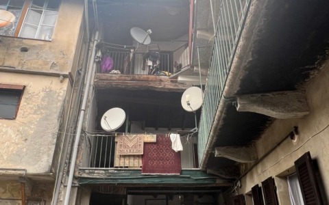 Casa inagibile è dimora di senzatetto: gravi danni ai vicini per infiltrazioni