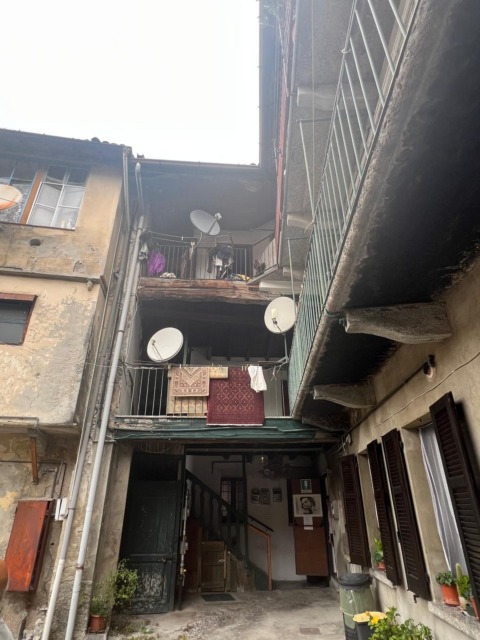 Casa inagibile è dimora di senzatetto: gravi danni ai vicini per infiltrazioni