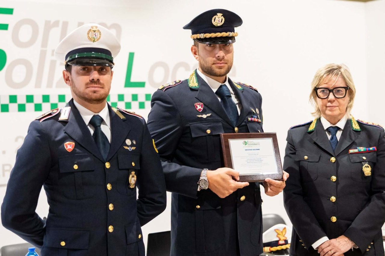 Salvarono una donna, premiati due agenti