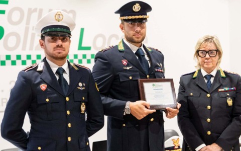 Salvarono una donna, premiati due agenti