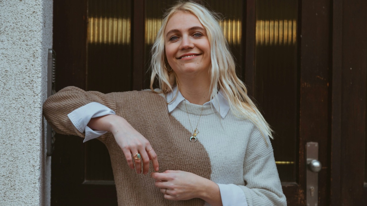 Come abbinare camicia e maglione: consigli su collo, polsini e vestibilità per i look d’autunno