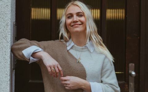 Come abbinare camicia e maglione: consigli su collo, polsini e vestibilità per i look d’autunno
