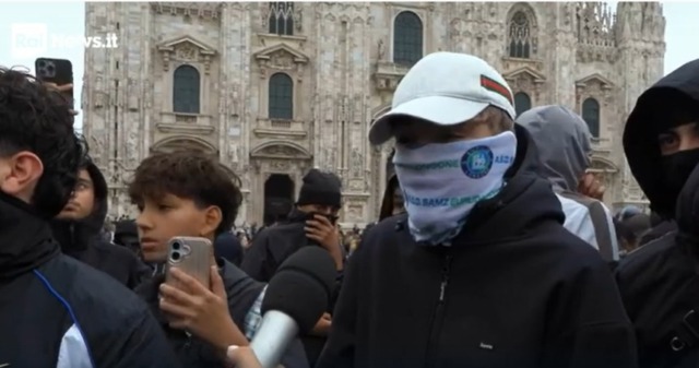 Proteste a Milano: volto travisato con lo scaldacollo della Samz, “Siamo qua per farci sentire”