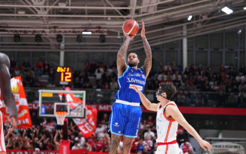 Cantù si dissolve nell’ultimo periodo e Reggio Emilia vince