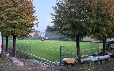 Nuovo manto in erba sintetica per il campo parrocchiale