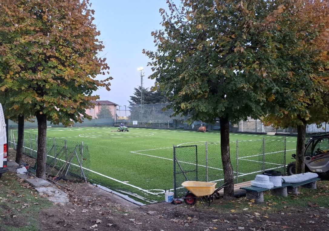 Nuovo manto in erba sintetica per il campo parrocchiale