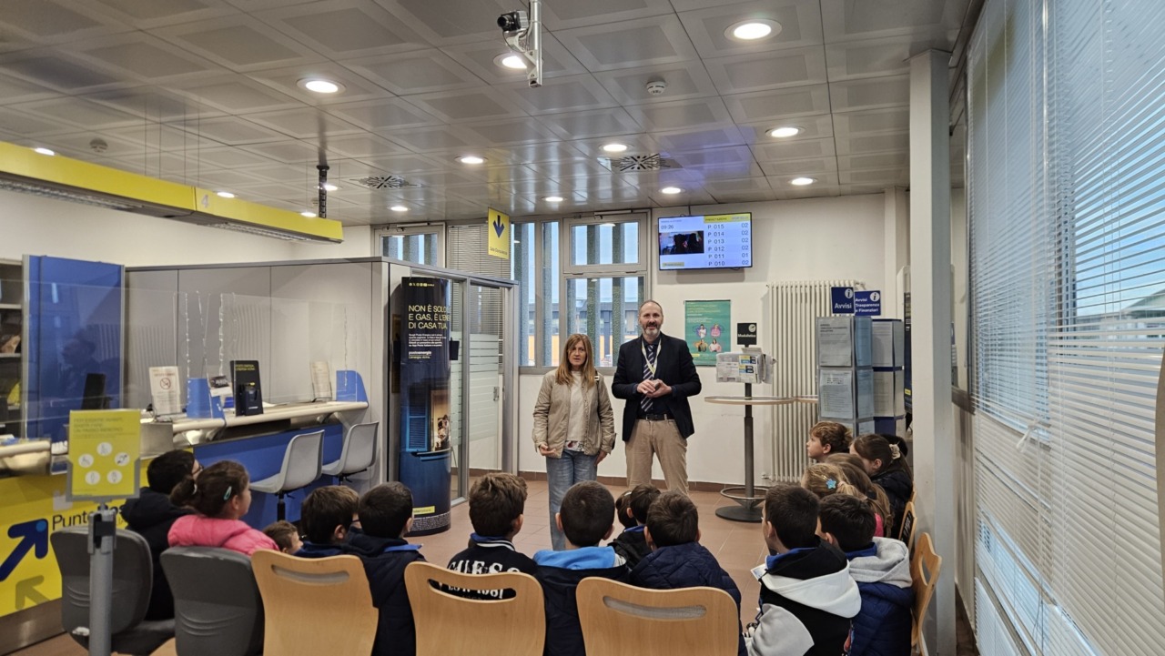 Gli alunni della Santa Marta in visita all’ufficio postale